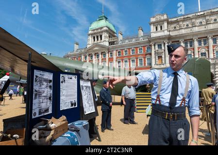 RAF100-Flugzeugtour auf der Horse Guards Parade, London, Großbritannien. 100. Jahrestag der Royal Air Force. RAF 100-Feier. Berlin Airlift Display Stockfoto