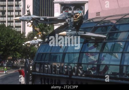 1998 Archivfoto des Warner Bros-Geschäfts in Horton Plaza, San Diego, USA. Der Abriss der Horton Plaza begann 2020. Stockfoto