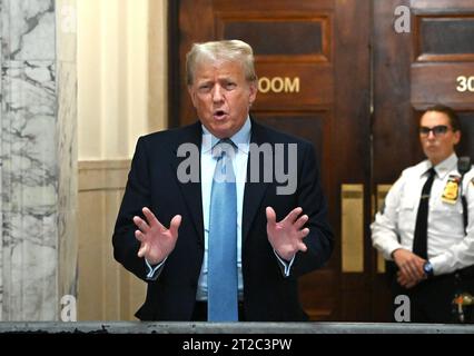 New York, Usa. Oktober 2023. Der ehemalige US-Präsident Donald Trump spricht, als er den Gerichtssaal am Mittwoch, den 18. Oktober 2023 in New York City verlässt. In dem im September vergangenen Jahres von New Yorker Generalstaatsanwältin Letitia James eingeleiteten Fall wird Trump, seinen ältesten Söhnen und seinem Familienunternehmen vorgeworfen, Trumps Nettovermögen durch Überbewertung seines Immobilienportfolios um mehr als 2 Milliarden Dollar aufgebläht zu haben. Foto: Louis Lanzano/UPI Credit: UPI/Alamy Live News Stockfoto