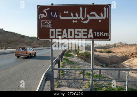 Amman, Jordanien. Dezember 2005. Ein Straßenschild weist auf die Straße hin, die zum Toten Meer führt, am jordanischen Teil der Küste, an der Grenze zu Israel Stockfoto