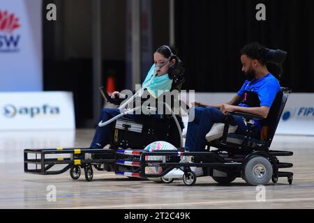 Sydney, Australien. Oktober 2023. Rebecca Evans (L) von der australischen Powerchair-Fußballmannschaft und Bryan Weiss (R) von der französischen Powerchair-Fußballmannschaft sind während des Spiels der FIPFA Powerchair Fußball-Weltmeisterschaft 2023 im Quaycenter im Sydney Olympic Park, NSW Australien, zu sehen. Endstand Frankreich 1:0 Australien. Quelle: SOPA Images Limited/Alamy Live News Stockfoto