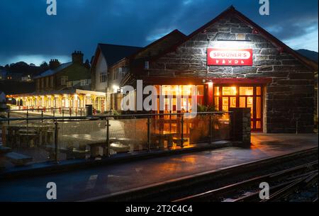 Spooners Cafe Bar and Grill, Bahnhof Porthmadog Harbour, Gwynedd, Nordwales. Bild im Oktober 2023. Stockfoto