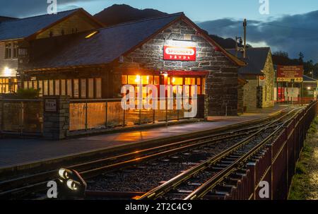 Spooners Cafe Bar and Grill, Bahnhof Porthmadog Harbour, Gwynedd, Nordwales. Bild im Oktober 2023. Stockfoto