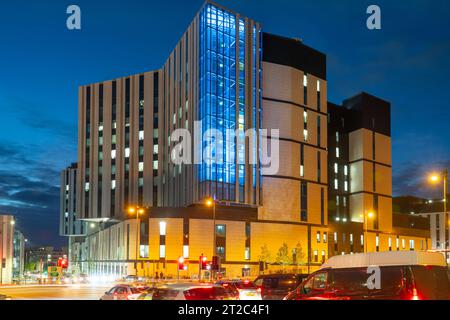 Royal Liverpool University Hospital, Mount Vernon Street, Liverpool. Von Low Hill im September 2023 aus gesehen. Stockfoto