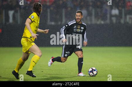 Calais, Frankreich. Oktober 2023. Der belgische Eden Hazard kämpft um den Ball während eines Gala-Fußballspiels zwischen Variety Club France mit verschiedenen Persönlichkeiten und einer Mannschaft von Calais, für den Verein Les Pieces Jaunes am Mittwoch, den 18. Oktober 2023, in Calais, Frankreich. Belgian Hazard gab letzte Woche seinen Rücktritt bekannt. BELGA PHOTO VIRGINIE LEFOUR Credit: Belga News Agency/Alamy Live News Stockfoto