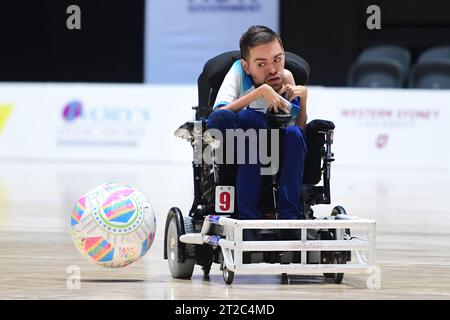 Marcus Harrison von der englischen Powerchair Football-Mannschaft wird während des Spiels der FIPFA Powerchair Football World Cup 2023 zwischen den USA und England im Quaycenter im Sydney Olympic Park, NSW Australien, beobachtet. Endstand USA 3:1 England.. Stockfoto