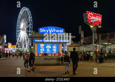 Niagara Falls, Kanada - 13. August 2022: Eintritt zum SkyWheel und Niagara Speedway, der größten erhöhten Gokart-Rennstrecke Nordamerikas. Stockfoto