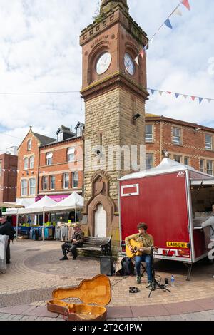 Ormskirk Busker Luke Fenlon bei der Stadtuhr, Ormskirk, West Lancashire. Aufgenommen an einem Markttag im September 2023. Stockfoto