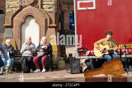 Ormskirk Busker Luke Fenlon bei der Stadtuhr, Ormskirk, West Lancashire. Aufgenommen an einem Markttag im September 2023. Stockfoto