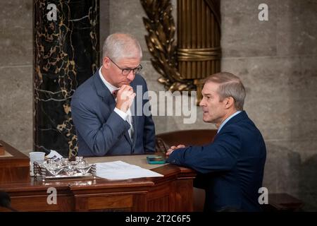 Sprecher des Repräsentantenhauses Pro Tem Patrick McHenry (Republikaner von North Carolina), links, spricht mit dem für den Repräsentanten nominierten Repräsentanten des Repräsentantenhauses der Vereinigten Staaten, Jim Jordan (Republikaner von Ohio), in den Momenten vor der Wahl des Präsidenten des Repräsentantenhauses, im US-Kapitol in Washington, DC, Mittwoch, Oktober 2023. Das Repräsentantenhaus war ohne Redner, seit der Sprecher des Repräsentantenhauses Kevin McCarthy (Republikaner von Kalifornien) am 4. Oktober 2023 während einer Abstimmung, die von einem Repräsentanten der Vereinigten Staaten initiiert wurde, aus der Sprecherschaft entlassen wurde Stockfoto