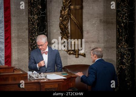 Sprecher des Repräsentantenhauses Pro Tem Patrick McHenry (Republikaner von North Carolina), links, spricht mit dem für den Repräsentanten nominierten Repräsentanten des Repräsentantenhauses der Vereinigten Staaten, Jim Jordan (Republikaner von Ohio), in den Momenten vor der Wahl des Präsidenten des Repräsentantenhauses, im US-Kapitol in Washington, DC, Mittwoch, Oktober 2023. Das Repräsentantenhaus war ohne Redner, seit der Sprecher des Repräsentantenhauses Kevin McCarthy (Republikaner von Kalifornien) am 4. Oktober 2023 während einer Abstimmung, die von einem Repräsentanten der Vereinigten Staaten initiiert wurde, aus der Sprecherschaft entlassen wurde Stockfoto