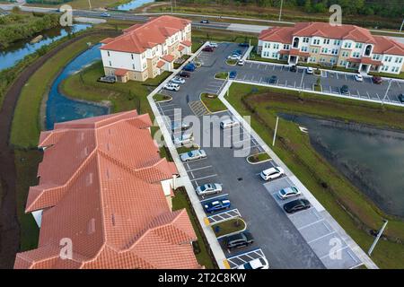 luftaufnahme der amerikanischen Apartmentgebäude im Wohngebiet von Florida. Neue Familienwohnungen als Beispiel für Wohnungsbau in US-Vororten Stockfoto