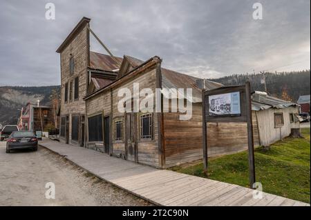 Dawson City, Yukon, Kanada – 5. Oktober 2023: Alte Holzgebäude, die herunterfallen Stockfoto