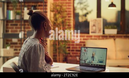 Person, die den Arzt um Beratung mit Hilfe von Videokonferenzen bittet und an einer Telefonkonferenz mit dem Arzt teilnimmt, um medizinischen Rat zu geben. Frau bei Online-Beratung zu Hause, Telemedizin. Stockfoto