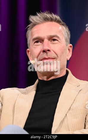 Der Autor Dirk Steffens liest auf der lit.Cologne Spezial, dem internationalen Literaturfestival *** Autor Dirk Steffens liest beim lit Cologne Special, dem internationalen Literaturfestival Credit: Imago/Alamy Live News Stockfoto