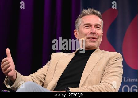 Der Autor Dirk Steffens liest auf der lit.Cologne Spezial, dem internationalen Literaturfestival *** Autor Dirk Steffens liest beim lit Cologne Special, dem internationalen Literaturfestival Credit: Imago/Alamy Live News Stockfoto