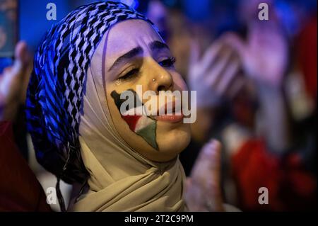 Gaza am 7. Oktober 2023 wird Eine Frau mit der Karte von Palästina auf ihrem Gesicht und einer Träne aus dem Auge während einer Demonstration zur Unterstützung des palästinensischen Volkes gesehen. Die palästinensische Gemeinschaft in Madrid hat vor der israelischen Botschaft nach einer Explosion im arabischen Krankenhaus Al-Ahli, bei der Hunderte Palästinenser getötet wurden, zu einem Protest aufgerufen. Demonstranten demonstrieren gegen Israels Angriffe auf den Gazastreifen während des israelisch-palästinensischen Konflikts, nachdem die militante palästinensische Gruppe Hamas am 7. Oktober den größten Überraschungsangriff aus Gaza gestartet hatte, der zu einer Kriegserklärung führte Stockfoto