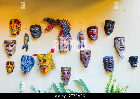 Eine Ausstellung farbenfroher mexikanischer Volksmasken im Hacienda El Santuario San Miguel de Allende Hotel an der Aldama Street im historischen Stadtzentrum von San Miguel de Allende, Mexiko. Stockfoto