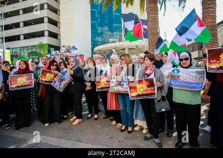 Nablus, Palästina. Oktober 2023. Palästinensische Frauen halten Plakate, während sie sich versammeln, um den Krieg in Israel und Gaza im Zentrum der Stadt Nablus im besetzten Westjordanland zu beenden. (Foto: Nasser Ishtayeh/SOPA Images/SIPA USA) Credit: SIPA USA/Alamy Live News Stockfoto