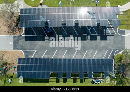 Ausfall der Photovoltaik-Technologie, die in die städtische Infrastruktur integriert ist. Hurrikan-Windschäden an Solarpaneelen, die als Schattendach über dem Parkplatz installiert sind Stockfoto