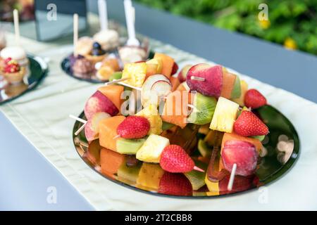 Gemischte exotische Früchte auf Spießen, Party gesunder Snack. Party. Ereignisse. Stockfoto