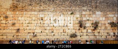 Panoramablick auf die Gebete in der Nähe der Westmauer Jerusalems Stockfoto