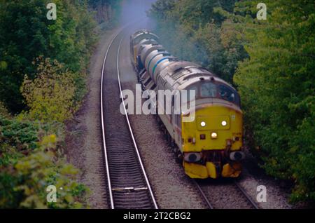 Klasse 37419 im Rail Head Treatment Train an der Crichton Road Bridge, York, Yorkshire, England Stockfoto