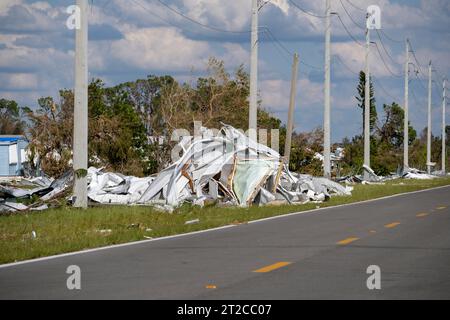 Müllhaufen auf der Straßenseite von stark beschädigten Häusern nach dem Hurrikan in Florida Wohnmobilgebiet. Folgen von Naturkatastrophen Stockfoto