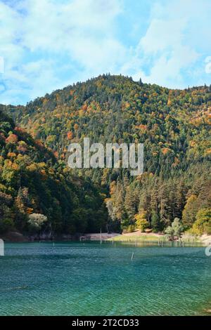 Bolu, Türkei - 15. Oktober 2023: Blick auf den Suluklu Lake Natural Park, was „See der Blutegel“ bedeutet, mit Landschaft in herbstlichen Farben Stockfoto