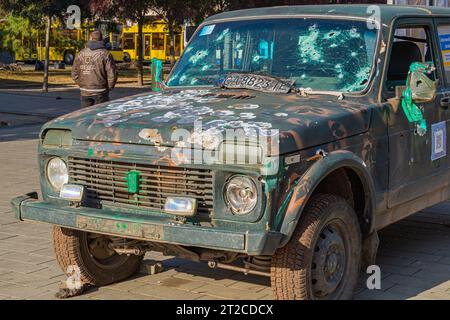 Ein Auto nach einem Waffenangriff. Auf kaputten, verbrannten Autos, eine Nahaufnahme von Bereichen und Löchern aus Beschuss und Granatsplittern nach der russischen Invasion in der Ukraine. Stockfoto