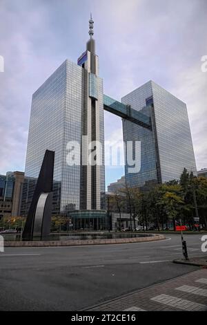 Weitwinkel-Nahaufnahme des modernen Twin Tower Wolkenkratzers des belgischen Telekommunikationsunternehmens Proximus, Belgacom im Geschäftsviertel Nord Stockfoto