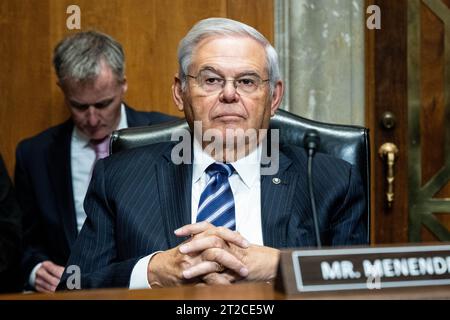 Washington, Usa. Oktober 2023. US-Senator Bob Menendez (D-NJ) bei einer Anhörung des Senat Foreign Relations Committee im US Capitol. (Foto: Michael Brochstein/SIPA USA) Credit: SIPA USA/Alamy Live News Stockfoto