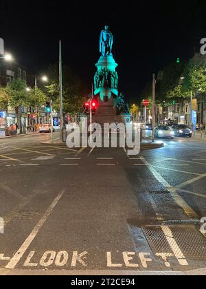 Dublin, Irland. Oktober 2023. 20231009: Das Daniel O’Connell Monument in der OÃConnell Street gegenüber der OÃConnell-Brücke wird nachts in Dublin gesehen. (Kreditbild: © Chuck Myers/ZUMA Press Wire) NUR REDAKTIONELLE VERWENDUNG! Nicht für kommerzielle ZWECKE! Stockfoto