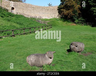 Schafskulptur zur Erinnerung an die Wollgeschichte von Clare, Burgruine, Clare Castle Country Park, Stour Valley, Suffolk, England, Großbritannien Stockfoto