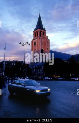 Frankreich, Paris, St. Germain des Pres Kirche Turm mit Turm und Kreuz. Stockfoto