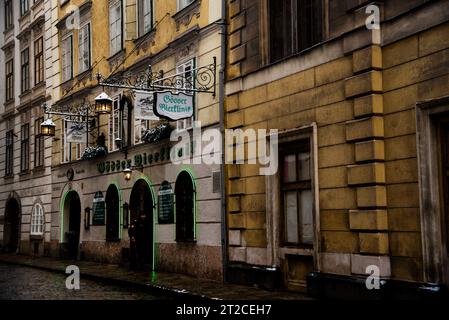 Malerische Kopfsteinpflasterstraße in Wien, Österreich und das älteste noch heute betriebene Restaurant Gösser Bierlinik, seit 1566. Stockfoto