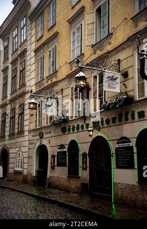 Malerische Kopfsteinpflasterstraße in Wien, Österreich und das älteste noch heute betriebene Restaurant Gösser Bierlinik, seit 1566. Stockfoto