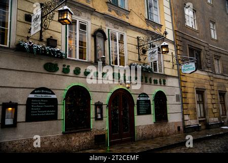 Malerische Kopfsteinpflasterstraße in Wien, Österreich und das älteste noch heute betriebene Restaurant Gösser Bierlinik, seit 1566. Stockfoto