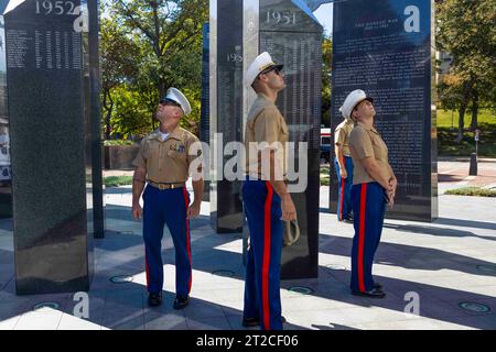 13. Oktober 2023 - Philadelphia, Pennsylvania, USA - die US-Marines betrachten das Denkmal des Koreanischen Krieges während einer Gedenkfeier an die Soldaten, die im Rahmen der Navy-Marine Corps Week, Philadelphia, Pa, am 13. Oktober 2023 im Korean war Memorial Park in Beirut gestorben sind. Die Navy-Marine Corps Week ermöglicht es Mitgliedern des Militärs, an einer Community-Outreach teilzunehmen, indem sie die Fähigkeiten des Marine Corps vorstellt, während sie die Öffentlichkeit durch statische Displays, Band- und Silent Drill-Platoon-Auftritte und Rekrutierungsveranstaltungen aufklären und mit ihr in Kontakt treten. (Foto: © U.S. Marines/ZUMA Press Wire) EDITORIAL Stockfoto