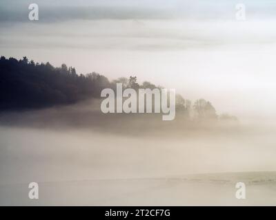 Dramatische Nebelbedingungen bei Sunrise im Clun Valley, South Shropshire, England, Großbritannien Stockfoto