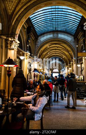 Gewölbte Decke der Ferstel Passage in Wien, Österreich und Café Central. Stockfoto