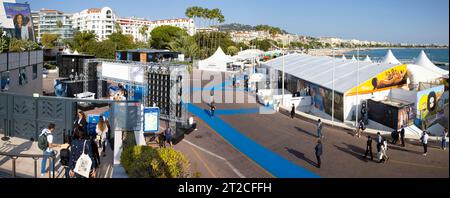 Cannes, Frankreich - 18. Oktober 2022: MIPCOM/MIPJUNIOR - die internationalen Märkte für Produktions- und Unterhaltungsinhalte mit Panorama-Meerblick-Atmosphäre im Palais des Festivals. Mandoga Media Deutschland Stockfoto