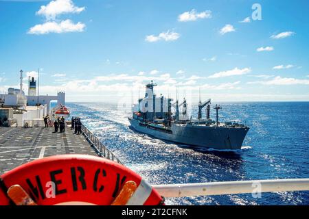 Pazifik. Oktober 2023. Der Fuhrpark-Nachfüllöler USNS Henry J. Kaiser (T-AO 187) nähert sich dem Krankenhausschiff USNS Mercy (T-AH 19) während der Pacific Partnership am 14. Oktober 2024-1 im Pazifischen Ozean 2023. Die Pazifische Partnerschaft ist die größte jährliche multinationale humanitäre Hilfe und Katastrophenvorsorge-Mission, die im Indopazifik durchgeführt wird. (Kreditbild: © Jacob Woitzel/USA Navy/ZUMA Press Wire) NUR FÜR REDAKTIONELLE ZWECKE! Nicht für kommerzielle ZWECKE! Stockfoto