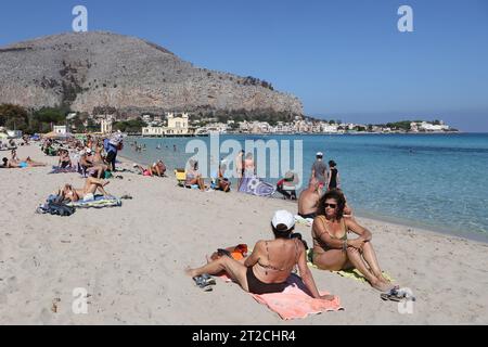 Sonnenanbeter auf der Spiaggia di Mondello (Mondello Beach) in Palermo, Sizilien Stockfoto