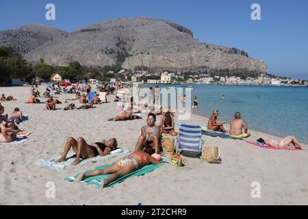 Sonnenanbeter auf der Spiaggia di Mondello (Mondello Beach) in Palermo, Sizilien Stockfoto