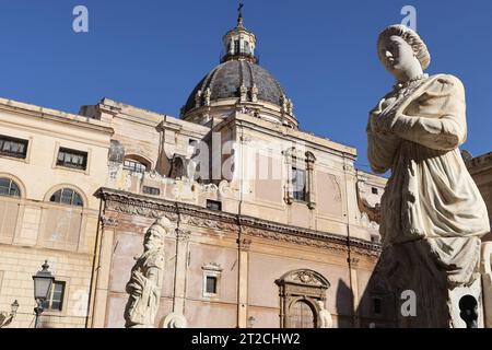 Statuen auf dem Pretoria-Brunnen (auch bekannt als der Brunnen der Schande) auf der Piazza Pretoria mit Chiesa di Santa Caterina im Hintergrund Stockfoto