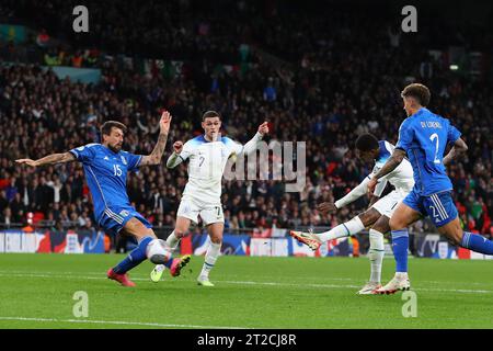 London, Großbritannien. Oktober 2023. Marcus Rashford aus England (2r) schießt und erzielt seinen Teams das 2. Tor. England gegen Italien, Qualifikationsspiel zur UEFA Euro 2024 Internationale Fußballgruppe C im Wembley Stadium in London am Dienstag, den 17. Oktober 2023. Nur redaktionelle Verwendung. bild von Andrew Orchard/Andrew Orchard Sportfotografie/Alamy Live News Credit: Andrew Orchard Sportfotografie/Alamy Live News Stockfoto