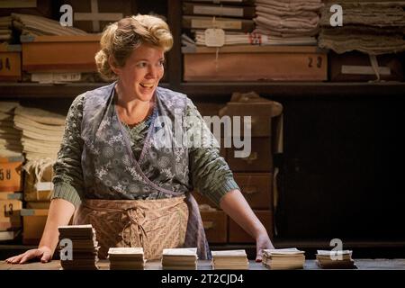 ERSCHEINUNGSDATUM: 15. Dezember 2023. TITEL: Wonka. STUDIO: Warner Bros. REGIE: Paul King. HANDLUNG: Die Geschichte konzentriert sich speziell auf den jungen Willy Wonka und wie er die Oompa-Loompas auf einem seiner frühesten Abenteuer kennenlernte. OLIVIA COLMAN als Mrs. Scrubbit. (Credit Image: © Warner Bros/Entertainment Pictures/ZUMAPRESS.com) NUR REDAKTIONELLE VERWENDUNG! Nicht für kommerzielle ZWECKE! Stockfoto