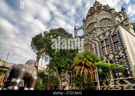 Medellin, Kolumbien - 10. Januar 2023: Skulptur von Fernando Botero mit Rafael Uribe Kulturpalast im Hintergrund Stockfoto
