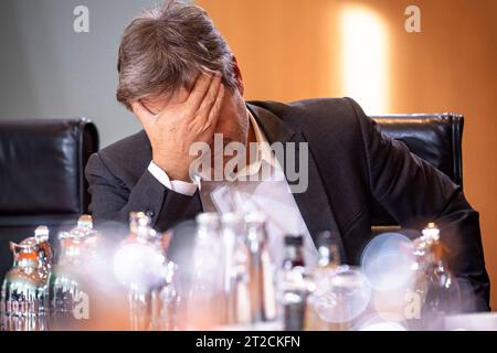 Bundeswirtschaftsminister und Vize Kanzler Robert Habeck vor der Sicherheitskabinett im Bundeskanzleramt in Berlin am 18. Oktober 2023. Sicherheitskabinett *** Bundeswirtschaftsminister und Vizekanzler Robert Habeck vor dem Sicherheitskabinett des Bundeskanzleramtes in Berlin am 18. Oktober 2023. Quelle: Imago/Alamy Live News Stockfoto